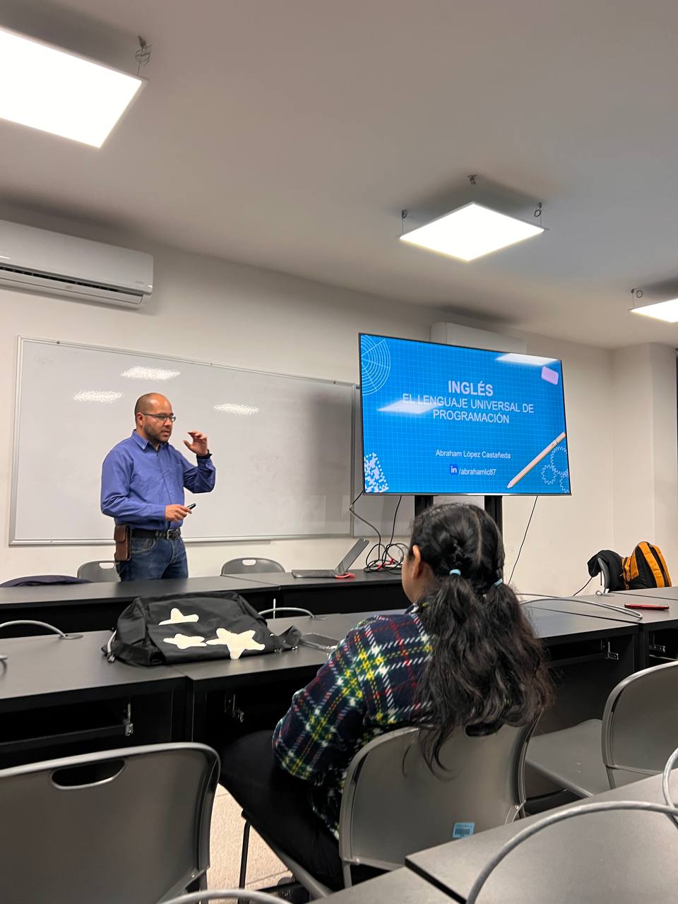 Charla de Abraham Castañeda sobre Inglés el lenguage de programación universal